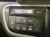 【オートエアコン】一度お好みの温度に設定すれば、車内の温度を検知し風量や温度を自動で調整。暑い&hellip;寒い&hellip;と何度もスイッチ操作をする必要はありません。快適な車内空間には必須の機能ですね♪