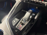 シフトレバーも操作性良く出来ています。運転しながらドライブモードを切り替え可能です。