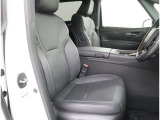 高いホールド性で運転姿勢が安定します。長距離ドライブでも疲れにくいのが魅力です。快適なドライビングライフをお送りください♪