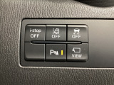運転席脇のクラスタースイッチ部分にはカメラ切り替えスイッチ、パーキングセンサー、その他走行系スイッチを集中配置しております。