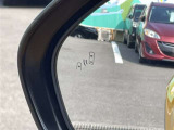 隣車線を走る車両をレーダーで検知し、ドアミラーでは確認しにくい後側方エリアに存在する車両に加え、急接近してくる車両も検知します。車両を検知するとドアミラーに搭載されたLEDインジケーターが点灯します。