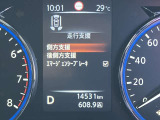 【エマージェンシーブレーキ】 障害物や歩行者を自動で認識しドライバーに回避行動を促します。安全に減速が出来ない場合、自動的に緊急ブレーキが作動し、衝突回避や衝突時の被害を軽減します。