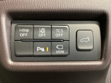 運転席脇のクラスタースイッチ部分にはカメラ切り替えスイッチ、パーキングセンサー、その他走行系スイッチを集中配置しております。