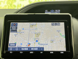 見やすい地図表示で、目的地までの道案内をスムーズに。周辺施設の情報も確認でき、長距離ドライブの頼もしい相棒となるでしょう。