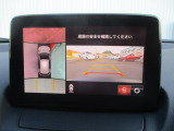 見えない部分の危険察知をサポートする360&deg;ビューモニター+フロントパーキングセンサーです。車両の前後左右にある4つのカメラを活用し、センターディスプレイの表示や各種警報音で定速走行時や駐車時に車両周