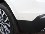 全周囲カメラにより、より安全に駐車することも出来ます。また、ソナーも装備しているため、キャデラック独自のシート振動による周囲の危険もお知らせしてくれます。