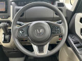 握りやすいステアリングは、長時間の運転でも疲れにくい設計です。操作性にも優れ、快適なドライビングをサポートします。