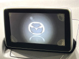 【マツダコネクト】車内の雰囲気にマッチした一体型タイプのディスプレイ。各種車輌設定やBluetooth再生等、様々な機能が楽しめます。専用SDカードのご購入で、ナビ機能も使用出来ます。