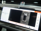 サラウンドカメラ(360&deg;カメラ)『車載のカメラを駆使し、車を真上から見下ろしている映像に変換、センターディスプレイに表示させ、安全な駐車をサポート。縦列駐車や狭い場所への駐車に大きく役立ちます。』