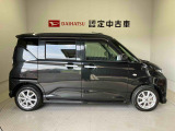車両右側面からの写真になり。車をご覧になりたい時はお気軽に最寄りの店舗へご相談下さい。