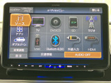 多彩なソースに対応し、車内でのエンターテイメントを充実。CD、SD、USB、Bluetoothなど、好みの音楽を快適に楽しめます。長距離ドライブも飽きさせません。