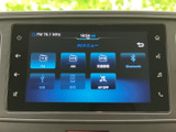 高画質ディスプレイで、快適なドライブをサポートします。ラジオやBluetooth接続で、お好みの音楽をお楽しみください。使いやすいインターフェースも魅力です。