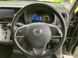 握りやすい形状で、運転操作をスムーズに行えます。ステアリング周りには便利な操作スイッチが配置され、快適な運転をサポートします。