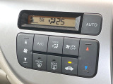 【オートエアコン】一度お好みの温度に設定すれば、車内の温度を検知し風量や温度を自動で調整。暑い&hellip;寒い&hellip;と何度もスイッチ操作をする必要はありません。快適な車内空間には必須の機能ですね♪