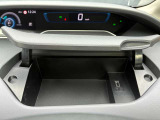 運転席前のインパネ部分に開閉式の小物入れがございます(*^^*) USBソケットもございますのでドライブ中のスマートフォン充電もバッチリです(^^)/