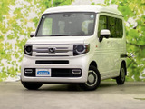 角が立っており、スタイリッシュな印象を与えるフロントマスク。精悍な顔つきが、都会の街並みに映えますね。視認性の高いヘッドライトも魅力です。