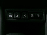 運転席・助手席シートヒーター装備☆  座面と背もたれをすばやく温めるシートヒーターを内蔵。身体を直接温めることができます。 寒い時期には嬉しいアイテムですね♪
