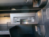 ETC車載器を装備しています。高速道路の料金所もストレスなく通行できます。すっきりとしたビルトインタイプですよ。