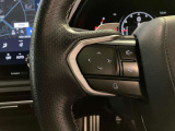 オーディオや運転支援機能などを手元で操作できるステアリングスイッチ。操作時の視線移動が少なく、安全にも貢献します。