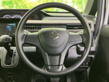 握りやすい形状のステアリングは、運転時の負担を軽減。操作性にも優れ、快適なドライビングをサポートします。滑らかな素材感も魅力です。