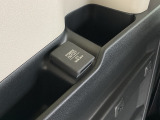 荷室には便利なアクセサリーソケットを装備。アウトドアや車中でのちょっとした電源確保に役立ち、使い勝手がぐっと広がります。