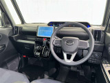 運転席まわりです。 各操作スイッチは使いやすい位置に配置されてます。