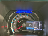 視認性の高いメーターが、運転に必要な情報を分かりやすく表示します。デジタル表示も採用し、運転状況を一目で把握できます。