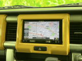 見やすい地図画面で、目的地への道案内をスムーズに行えます。運転に集中しながら、安心して目的地へ向かえるのが魅力です。