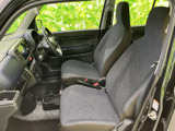 シンプルで機能的な内装は、使いやすさを重視しています。運転に集中できる空間を演出しています。