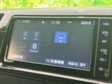 多彩なソースに対応し、心地よい音楽空間を演出。ラジオやCDはもちろん、Bluetooth接続でスマホの音楽も楽しめます。長距離ドライブも飽きさせません。