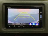 バックでの車庫入れも安心です!リアカメラが付いているバックモニター付のナビを装備しております。操作線もついており距離感も画面から確認できます。