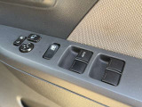 【電動格納ミラー】サイドミラーは電動格納式となっており、狭い駐車場でもキズがつくリスクを抑えられます。