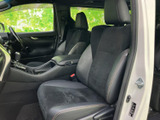 運転席周りのレイアウトは、操作性を重視して設計。直感的な操作で、快適なドライブをサポートします。上質な空間です。