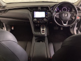 車内は光触媒抗菌消臭施工済です。インパネ周りはスタイリッシュなデザインで機能や装備も充実しています。グローブボックスやカップホルダーのほかにトレーなどたくさんの収納スペースが付いています。