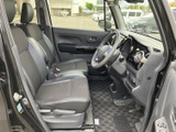 運転席からの眺めは良好。広々とした空間で、リラックスしたドライビングを楽しめます。細部までこだわった内装も魅力です。