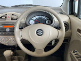 インテリアに合わせたデザインのステアリングは、運転される方のことも考え、運転しやすい形状、大きさです。是非一度、実際に触ってお確かめください。