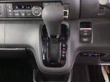 シフトはインパネシフト、パーキングブレーキは電子制御なので運転席と助手席の間はすっきりしています。