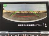 狭い場所での駐車も安心。後方の状況をリアルタイムで確認でき、安全な運転をサポートします。ガイドライン表示で、距離感もつかみやすいです。