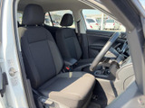 運転席からの視界は広く、運転操作もスムーズに行えます。シートの座り心地も良く、長距離運転でも疲れにくいのが特徴です。