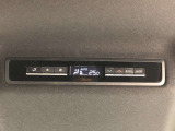 後席にもエアコンやクーラーのスイッチがあります。後席からでも操作できるので快適です。