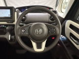 ハンドルにHondaセンシング系のクルーズコントロールやレーンキープアシストなどのスイッチと、オーディオの操作スイッチが装備されています。ハンドルから手を離さず安全に操作できます。