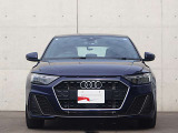 ●一目でAudiとわかる特徴的なシングルフレームグリル・LEDランプ。精悍なフロントマスクからAudiのスマートで上品なブランドを連想させてくれます。女性にも大変ご好評頂いております。
