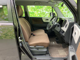 広々とした室内空間は、ドライバーも同乗者もゆったりとくつろげます。運転しやすいシートポジションで快適なドライブを。