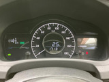 視認性の高いメーター類で、運転状況を的確に把握できます。デジタル表示により、様々な情報を分かりやすく確認できる設計です。