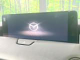 【12.3インチマツダコネクト】車内の雰囲気にマッチした大型ディスプレイ。スマホ接続でのナビ使用やBluetooth再生等、様々な機能が楽しめます。直感的なダイヤル操作が可能で、使い勝手も良好です。