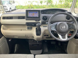 ドライバーシート周りは広々としており、快適な運転空間を提供。操作系も手に馴染みやすく、運転に集中できます。視界も良好です。