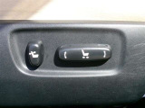 運転席・助手席のパワーシートを装備しています。操作は電動で楽に調整できますよ。