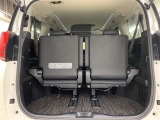 サードシート跳ね上げ式で折りたたみ可能です。キャンプ用品など大きな荷物もばっちり収納可能です!