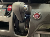 CVT車のセレクトレバーです。低速から高速まで、変速ショックのないスムーズな走りを実現するとともに、エンジン効率のよい領域を維持することで燃費にも貢献します。
