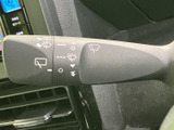 雨天時でもクリアな視界を確保できるワイパーレバー。操作感も良く、雨の日の運転をサポートします。各速度調整もスムーズに行えます。